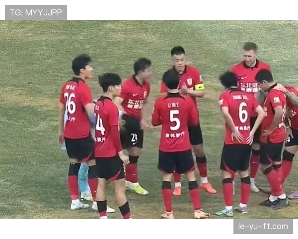 亚运会足球赛激战正酣，精彩瞬间引爆球迷热议