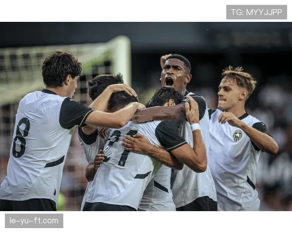 西甲闪电队状态回暖成功保级，球迷狂欢庆祝