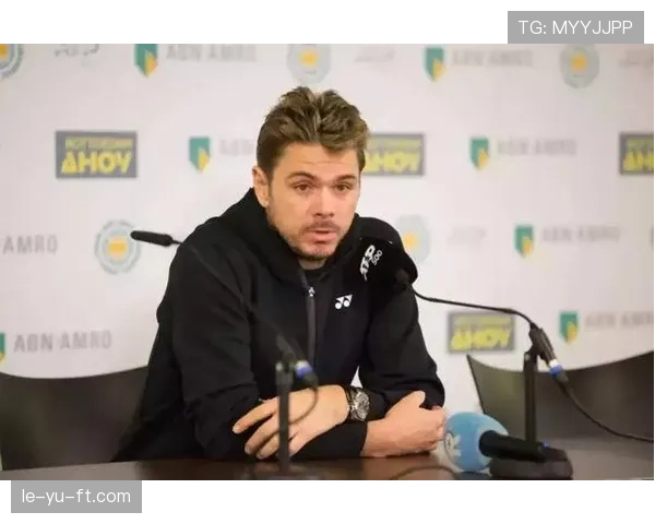 大阪刚结束训练就冲去喝奶茶，这自律人设是不是有点绷不住了？