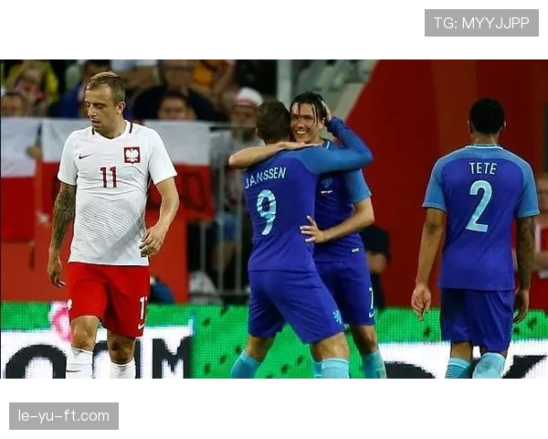 莱万凌晨四点喝蛋白粉的样子，像极了我熬夜刷他豪宅视频